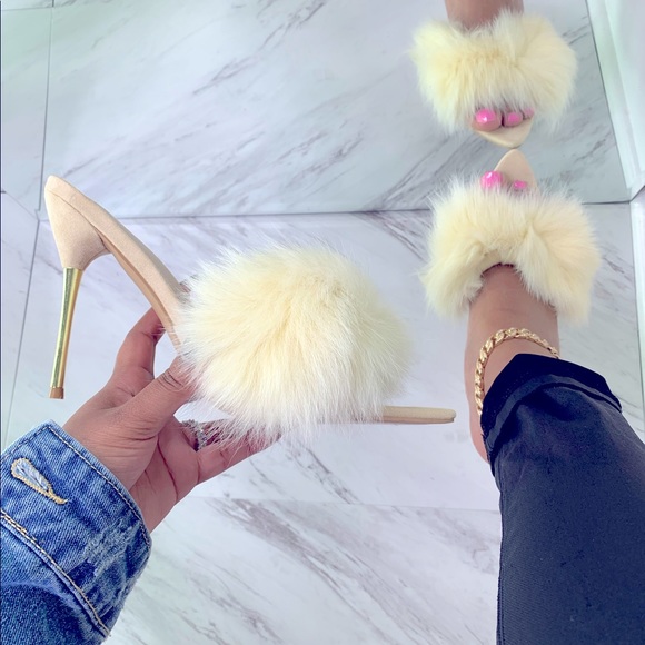 🕊 Blanc Faux Fur Mules 🕊 - Picture 2 of 6